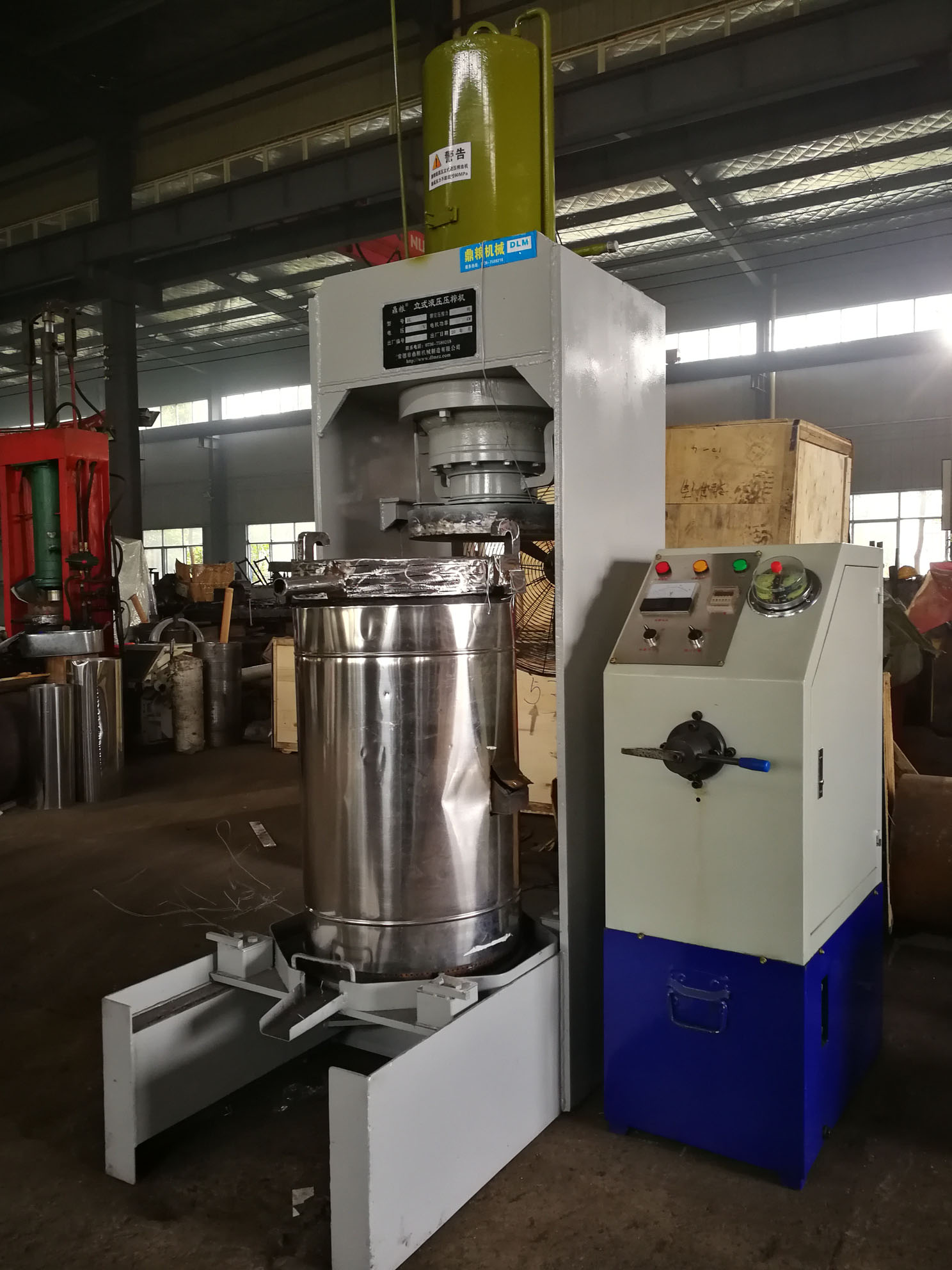 不銹鋼超高壓立式液壓壓榨機(jī)，果汁壓榨機(jī)，果渣壓榨機(jī)，藥材壓榨，油渣處理，白土壓榨